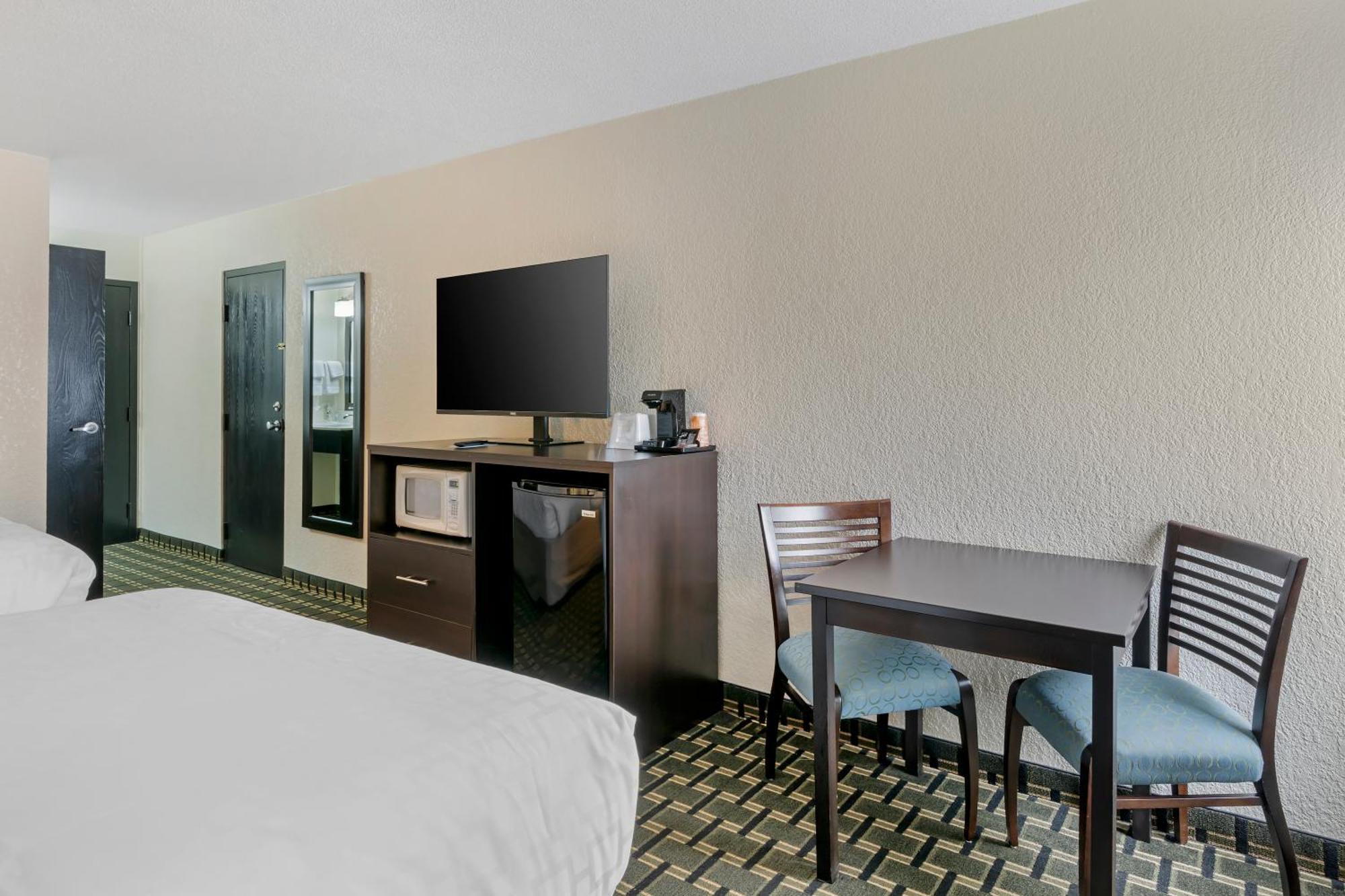 Clarion Pointe Hotel Jasper Exterior foto