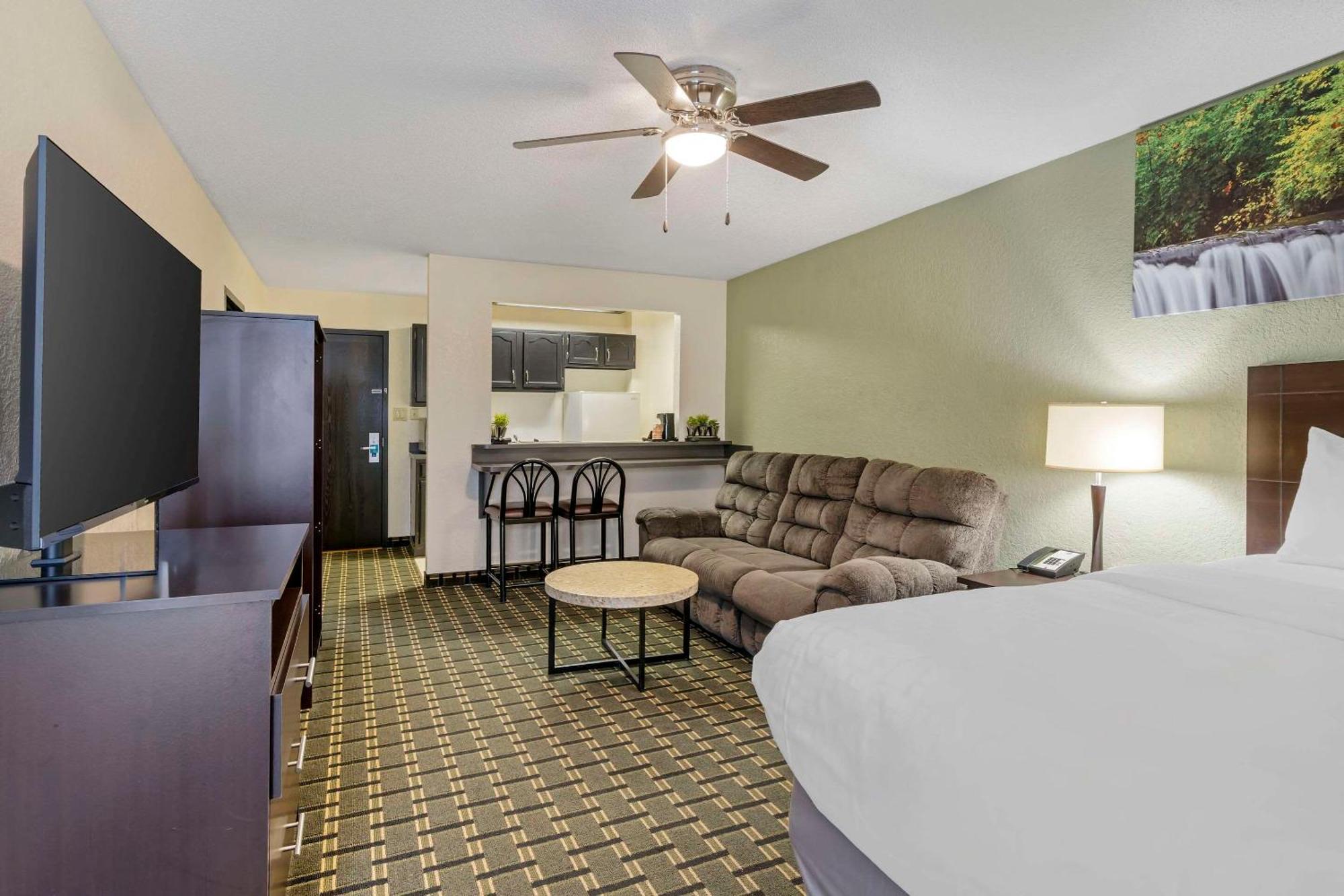 Clarion Pointe Hotel Jasper Exterior foto