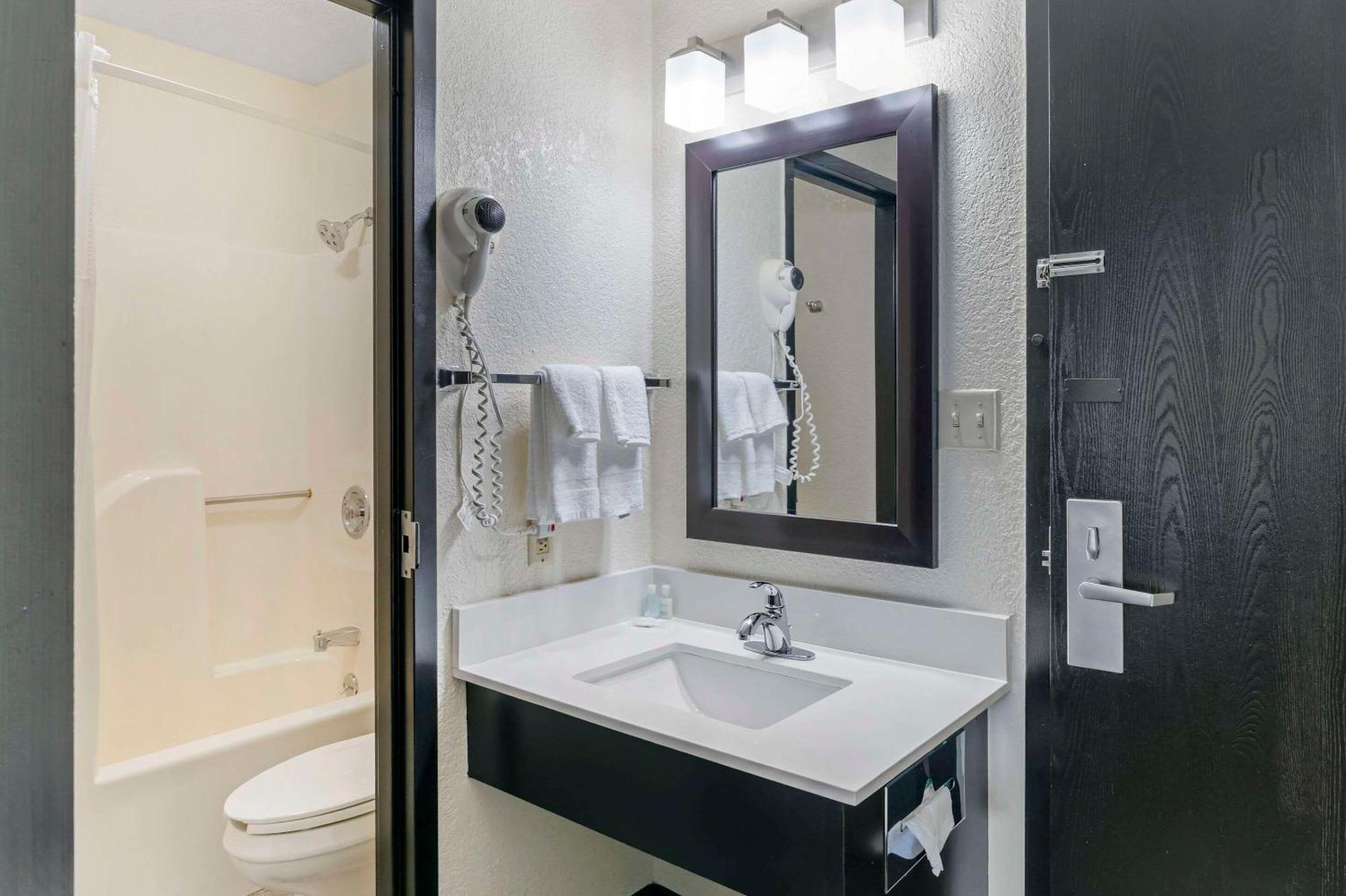 Clarion Pointe Hotel Jasper Exterior foto